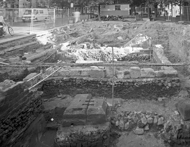 115236 Afbeelding van de archeologische opgraving op het Domplein te Utrecht met de blootgelegde resten van de Heilige ...